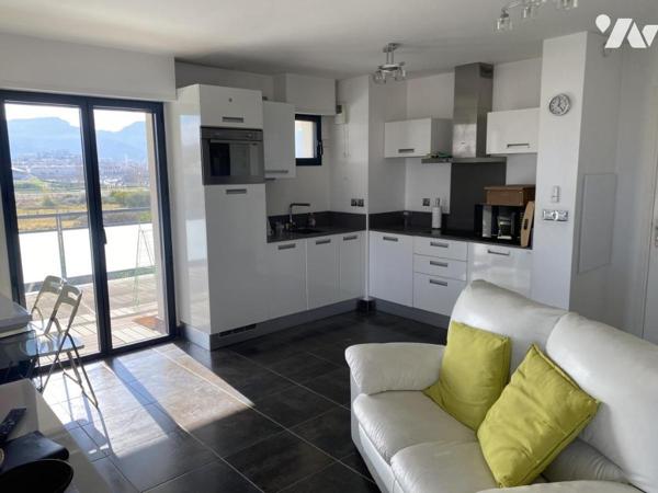 Appartement T2 avec terrasse panoramique de 60 m² et box fermé inclus.