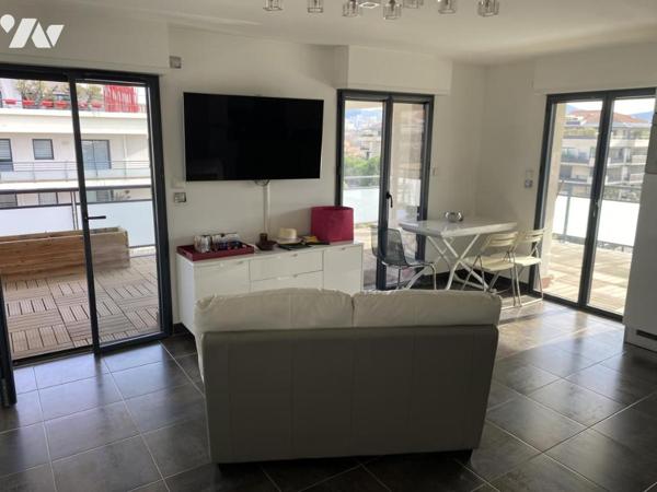 Appartement T2 avec terrasse panoramique de 60 m² et box fermé inclus.