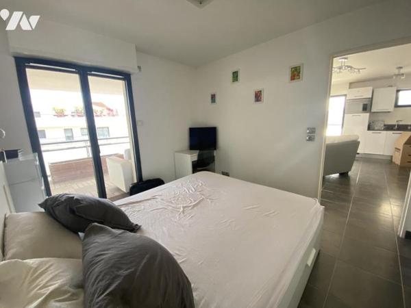 Appartement T2 avec terrasse panoramique de 60 m² et box fermé inclus.