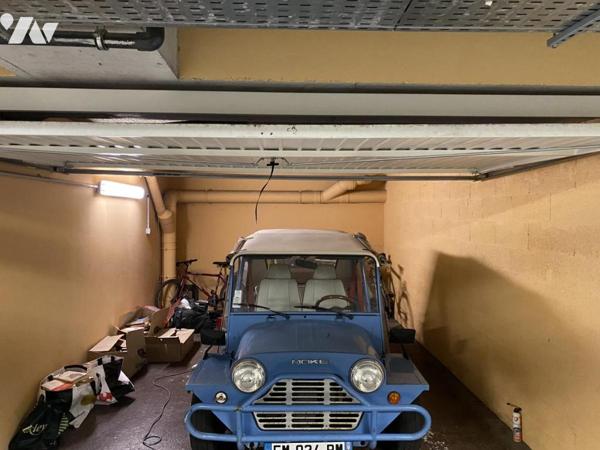 Appartement T2 avec terrasse panoramique de 60 m² et box fermé inclus.