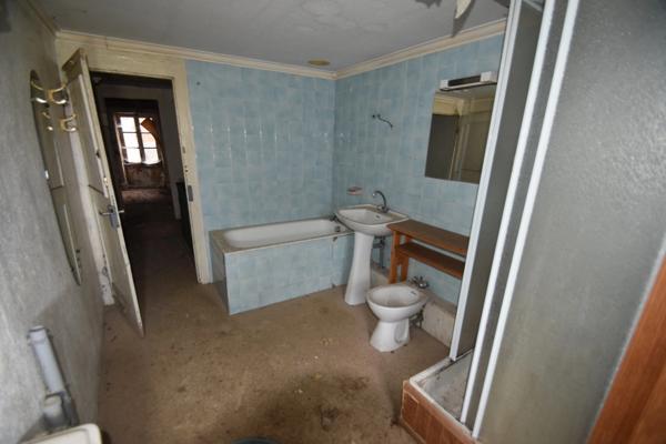 Immeuble de 320 m² - CHENAY LE CHATEL - Proche Marcigny