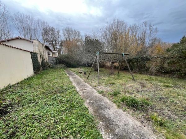Maison centre-ville st jean d'Angély, 250m², très grandes dépendances, garage parking