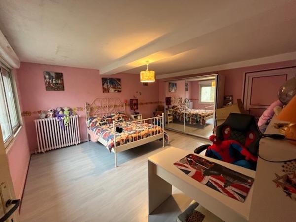 Maison centre-ville st jean d'Angély, 250m², très grandes dépendances, garage parking