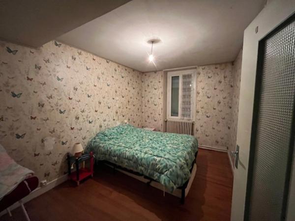 Maison centre-ville st jean d'Angély, 250m², très grandes dépendances, garage parking