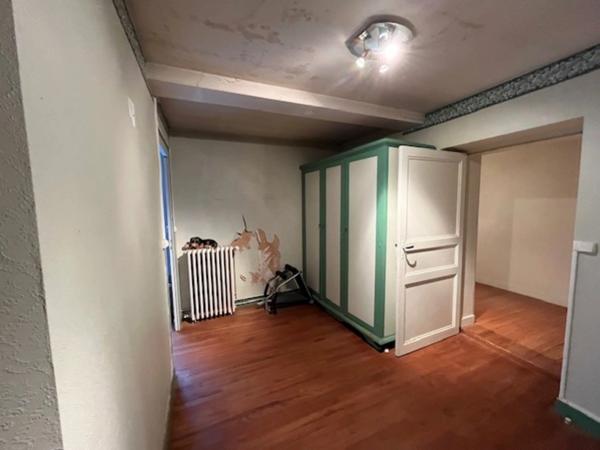 Maison centre-ville st jean d'Angély, 250m², très grandes dépendances, garage parking