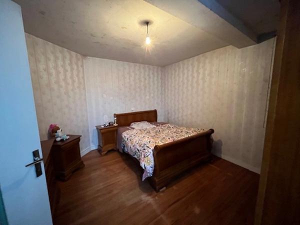 Maison centre-ville st jean d'Angély, 250m², très grandes dépendances, garage parking