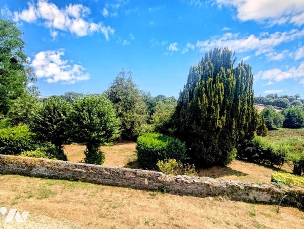 Maison avec dépendances et terrain arboré