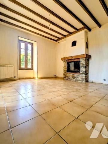 Maison avec dépendances et terrain arboré