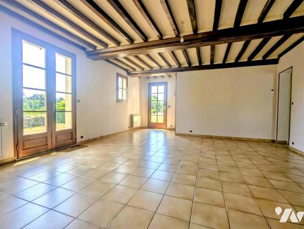 Maison avec dépendances et terrain arboré