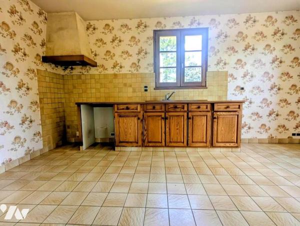 Maison avec dépendances et terrain arboré