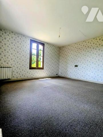 Maison avec dépendances et terrain arboré