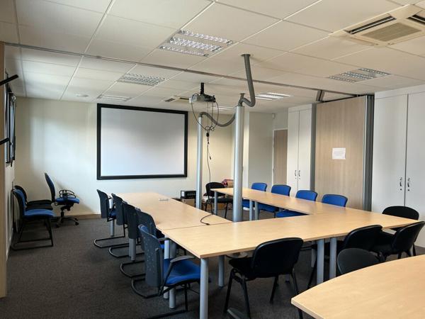 TOURS CENTRE GARE BUREAUX A LOUER 173 M² AVEC 6 PARKINGS PRIVATIFS