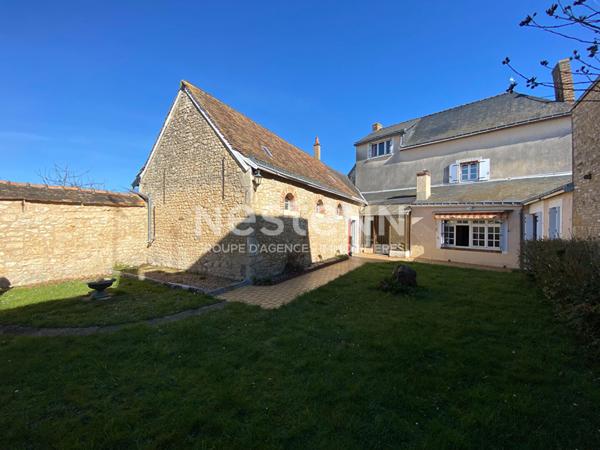 Belle maison de charme située à Noyen Sur Sarthe, axe Sablé/Le Mans - Gare SNCF