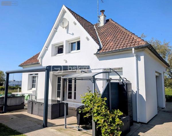 Découvrez ce pavillon  sur un terrain clos et arboré de 1300 m² comprenant :
Au rez-de-chaussée : Séjour-salon avec accès à la terrasse et au jardin ouvert sur une cuisine aménagée et équipée, 2 chambres avec placards, salle d'eau, w-c avec lave-mains.
A l'étage : beau palier desservant 2 chambres, salle de bains avec w-c, grenier aménageable.
Sous-sol avec garage, grande dépendance.
Double vitrage avec volets roulants.
Chauffage central gaz de ville.
Ne manquez pas cette opportunité de vivre proche des commodités, transports, écoles et commerces accessibles en quelques minutes.