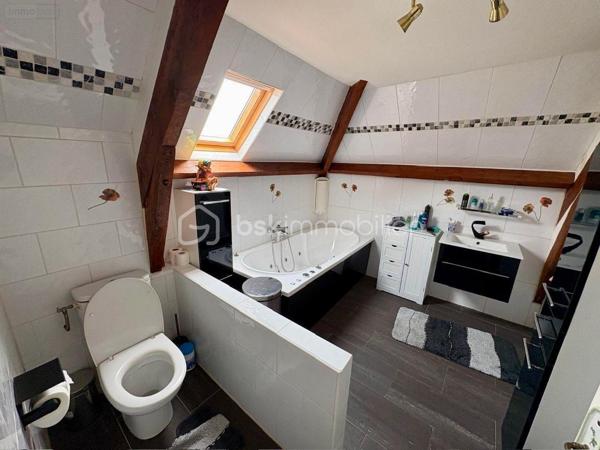 Découvrez ce pavillon  sur un terrain clos et arboré de 1300 m² comprenant :
Au rez-de-chaussée : Séjour-salon avec accès à la terrasse et au jardin ouvert sur une cuisine aménagée et équipée, 2 chambres avec placards, salle d'eau, w-c avec lave-mains.
A l'étage : beau palier desservant 2 chambres, salle de bains avec w-c, grenier aménageable.
Sous-sol avec garage, grande dépendance.
Double vitrage avec volets roulants.
Chauffage central gaz de ville.
Ne manquez pas cette opportunité de vivre proche des commodités, transports, écoles et commerces accessibles en quelques minutes.