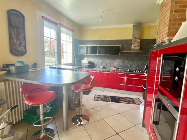 Découvrez ce pavillon  sur un terrain clos et arboré de 1300 m² comprenant :
Au rez-de-chaussée : Séjour-salon avec accès à la terrasse et au jardin ouvert sur une cuisine aménagée et équipée, 2 chambres avec placards, salle d'eau, w-c avec lave-mains.
A l'étage : beau palier desservant 2 chambres, salle de bains avec w-c, grenier aménageable.
Sous-sol avec garage, grande dépendance.
Double vitrage avec volets roulants.
Chauffage central gaz de ville.
Ne manquez pas cette opportunité de vivre proche des commodités, transports, écoles et commerces accessibles en quelques minutes.