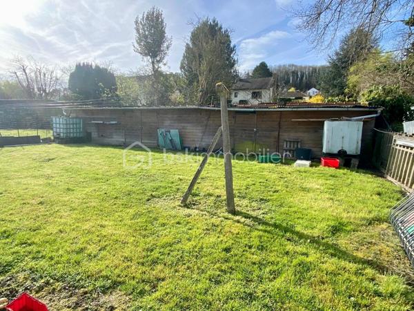 Découvrez ce pavillon  sur un terrain clos et arboré de 1300 m² comprenant :
Au rez-de-chaussée : Séjour-salon avec accès à la terrasse et au jardin ouvert sur une cuisine aménagée et équipée, 2 chambres avec placards, salle d'eau, w-c avec lave-mains.
A l'étage : beau palier desservant 2 chambres, salle de bains avec w-c, grenier aménageable.
Sous-sol avec garage, grande dépendance.
Double vitrage avec volets roulants.
Chauffage central gaz de ville.
Ne manquez pas cette opportunité de vivre proche des commodités, transports, écoles et commerces accessibles en quelques minutes.
