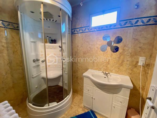Découvrez ce pavillon  sur un terrain clos et arboré de 1300 m² comprenant :
Au rez-de-chaussée : Séjour-salon avec accès à la terrasse et au jardin ouvert sur une cuisine aménagée et équipée, 2 chambres avec placards, salle d'eau, w-c avec lave-mains.
A l'étage : beau palier desservant 2 chambres, salle de bains avec w-c, grenier aménageable.
Sous-sol avec garage, grande dépendance.
Double vitrage avec volets roulants.
Chauffage central gaz de ville.
Ne manquez pas cette opportunité de vivre proche des commodités, transports, écoles et commerces accessibles en quelques minutes.