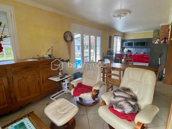 Découvrez ce pavillon  sur un terrain clos et arboré de 1300 m² comprenant :
Au rez-de-chaussée : Séjour-salon avec accès à la terrasse et au jardin ouvert sur une cuisine aménagée et équipée, 2 chambres avec placards, salle d'eau, w-c avec lave-mains.
A l'étage : beau palier desservant 2 chambres, salle de bains avec w-c, grenier aménageable.
Sous-sol avec garage, grande dépendance.
Double vitrage avec volets roulants.
Chauffage central gaz de ville.
Ne manquez pas cette opportunité de vivre proche des commodités, transports, écoles et commerces accessibles en quelques minutes.