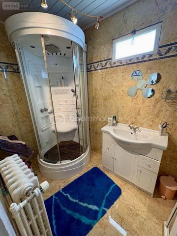 Découvrez ce pavillon  sur un terrain clos et arboré de 1300 m² comprenant :
Au rez-de-chaussée : Séjour-salon avec accès à la terrasse et au jardin ouvert sur une cuisine aménagée et équipée, 2 chambres avec placards, salle d'eau, w-c avec lave-mains.
A l'étage : beau palier desservant 2 chambres, salle de bains avec w-c, grenier aménageable.
Sous-sol avec garage, grande dépendance.
Double vitrage avec volets roulants.
Chauffage central gaz de ville.
Ne manquez pas cette opportunité de vivre proche des commodités, transports, écoles et commerces accessibles en quelques minutes.