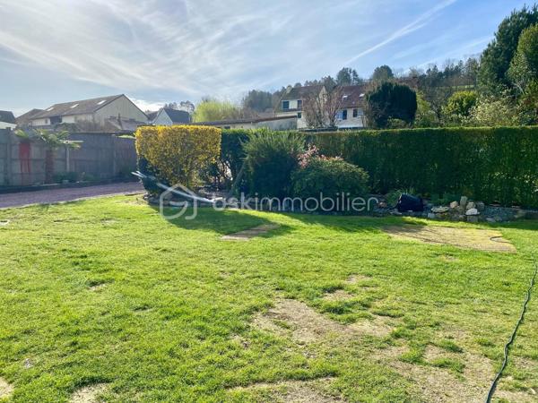 Découvrez ce pavillon  sur un terrain clos et arboré de 1300 m² comprenant :
Au rez-de-chaussée : Séjour-salon avec accès à la terrasse et au jardin ouvert sur une cuisine aménagée et équipée, 2 chambres avec placards, salle d'eau, w-c avec lave-mains.
A l'étage : beau palier desservant 2 chambres, salle de bains avec w-c, grenier aménageable.
Sous-sol avec garage, grande dépendance.
Double vitrage avec volets roulants.
Chauffage central gaz de ville.
Ne manquez pas cette opportunité de vivre proche des commodités, transports, écoles et commerces accessibles en quelques minutes.