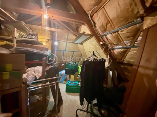 Découvrez ce pavillon  sur un terrain clos et arboré de 1300 m² comprenant :
Au rez-de-chaussée : Séjour-salon avec accès à la terrasse et au jardin ouvert sur une cuisine aménagée et équipée, 2 chambres avec placards, salle d'eau, w-c avec lave-mains.
A l'étage : beau palier desservant 2 chambres, salle de bains avec w-c, grenier aménageable.
Sous-sol avec garage, grande dépendance.
Double vitrage avec volets roulants.
Chauffage central gaz de ville.
Ne manquez pas cette opportunité de vivre proche des commodités, transports, écoles et commerces accessibles en quelques minutes.