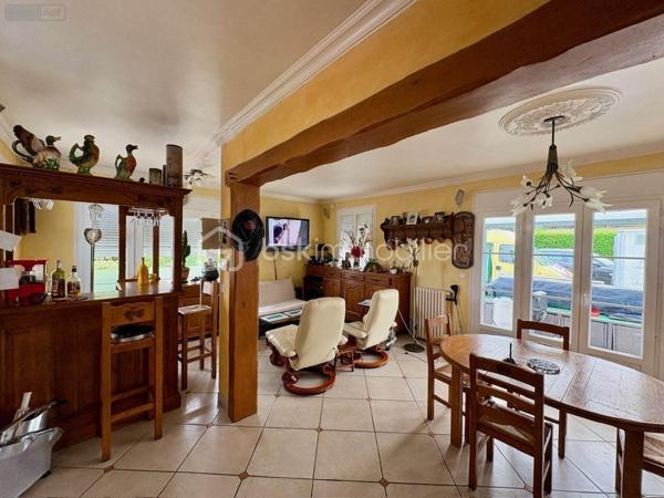 Découvrez ce pavillon  sur un terrain clos et arboré de 1300 m² comprenant :
Au rez-de-chaussée : Séjour-salon avec accès à la terrasse et au jardin ouvert sur une cuisine aménagée et équipée, 2 chambres avec placards, salle d'eau, w-c avec lave-mains.
A l'étage : beau palier desservant 2 chambres, salle de bains avec w-c, grenier aménageable.
Sous-sol avec garage, grande dépendance.
Double vitrage avec volets roulants.
Chauffage central gaz de ville.
Ne manquez pas cette opportunité de vivre proche des commodités, transports, écoles et commerces accessibles en quelques minutes.