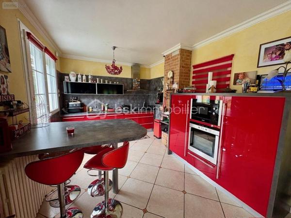 Découvrez ce pavillon  sur un terrain clos et arboré de 1300 m² comprenant :
Au rez-de-chaussée : Séjour-salon avec accès à la terrasse et au jardin ouvert sur une cuisine aménagée et équipée, 2 chambres avec placards, salle d'eau, w-c avec lave-mains.
A l'étage : beau palier desservant 2 chambres, salle de bains avec w-c, grenier aménageable.
Sous-sol avec garage, grande dépendance.
Double vitrage avec volets roulants.
Chauffage central gaz de ville.
Ne manquez pas cette opportunité de vivre proche des commodités, transports, écoles et commerces accessibles en quelques minutes.