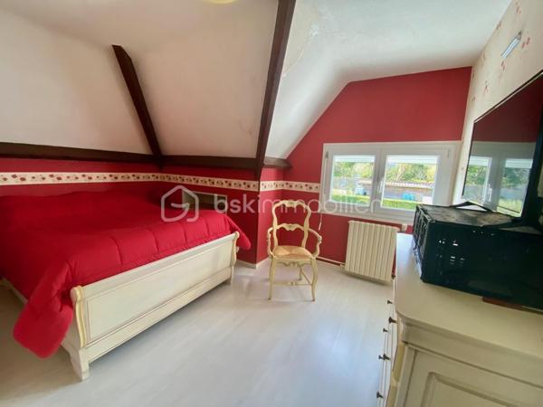 Découvrez ce pavillon  sur un terrain clos et arboré de 1300 m² comprenant :
Au rez-de-chaussée : Séjour-salon avec accès à la terrasse et au jardin ouvert sur une cuisine aménagée et équipée, 2 chambres avec placards, salle d'eau, w-c avec lave-mains.
A l'étage : beau palier desservant 2 chambres, salle de bains avec w-c, grenier aménageable.
Sous-sol avec garage, grande dépendance.
Double vitrage avec volets roulants.
Chauffage central gaz de ville.
Ne manquez pas cette opportunité de vivre proche des commodités, transports, écoles et commerces accessibles en quelques minutes.