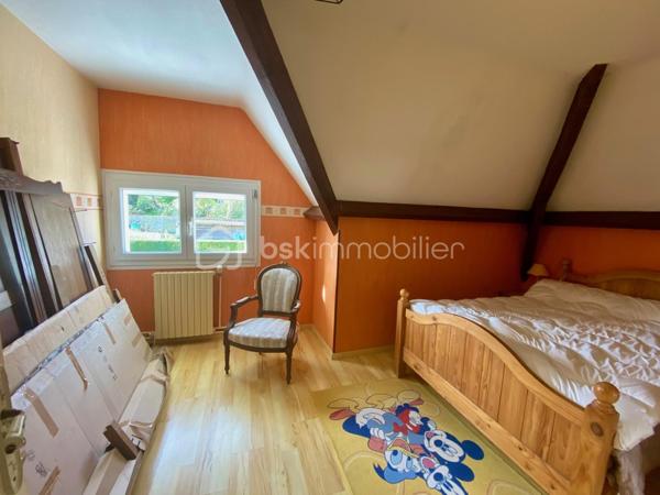 Découvrez ce pavillon  sur un terrain clos et arboré de 1300 m² comprenant :
Au rez-de-chaussée : Séjour-salon avec accès à la terrasse et au jardin ouvert sur une cuisine aménagée et équipée, 2 chambres avec placards, salle d'eau, w-c avec lave-mains.
A l'étage : beau palier desservant 2 chambres, salle de bains avec w-c, grenier aménageable.
Sous-sol avec garage, grande dépendance.
Double vitrage avec volets roulants.
Chauffage central gaz de ville.
Ne manquez pas cette opportunité de vivre proche des commodités, transports, écoles et commerces accessibles en quelques minutes.