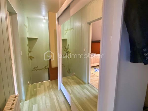 Découvrez ce pavillon  sur un terrain clos et arboré de 1300 m² comprenant :
Au rez-de-chaussée : Séjour-salon avec accès à la terrasse et au jardin ouvert sur une cuisine aménagée et équipée, 2 chambres avec placards, salle d'eau, w-c avec lave-mains.
A l'étage : beau palier desservant 2 chambres, salle de bains avec w-c, grenier aménageable.
Sous-sol avec garage, grande dépendance.
Double vitrage avec volets roulants.
Chauffage central gaz de ville.
Ne manquez pas cette opportunité de vivre proche des commodités, transports, écoles et commerces accessibles en quelques minutes.
