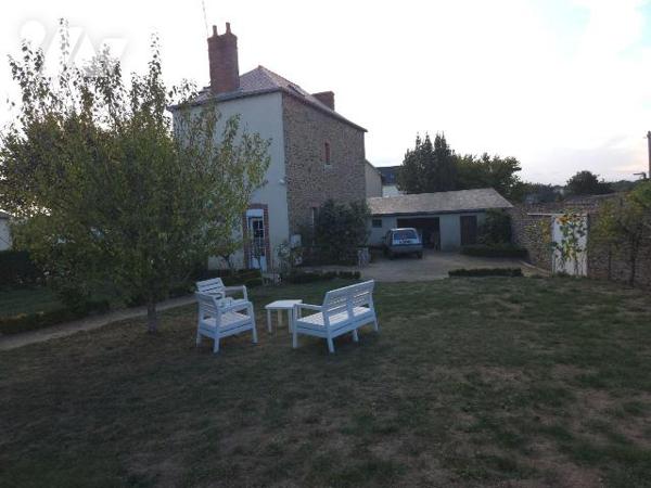 Une maison d'habitation en pierres couverte en ardoises naturelles comprenant:

-	Rez de chau...