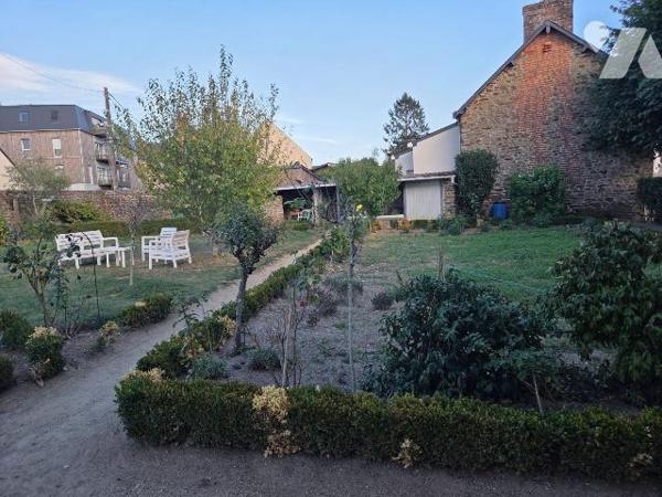 Une maison d'habitation en pierres couverte en ardoises naturelles comprenant:

-	Rez de chau...