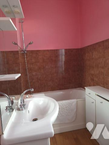 Une maison d'habitation en pierres couverte en ardoises naturelles comprenant:

-	Rez de chau...