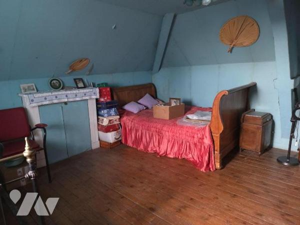 Une maison d'habitation en pierres couverte en ardoises naturelles comprenant:

-	Rez de chau...