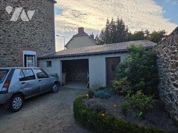 Une maison d'habitation en pierres couverte en ardoises naturelles comprenant:

-	Rez de chau...