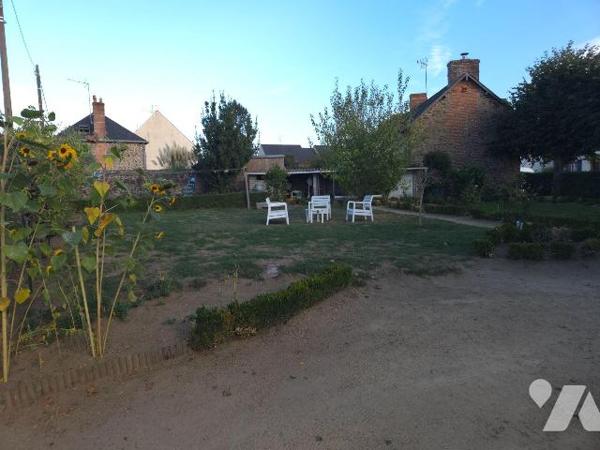 Une maison d'habitation en pierres couverte en ardoises naturelles comprenant:

-	Rez de chau...