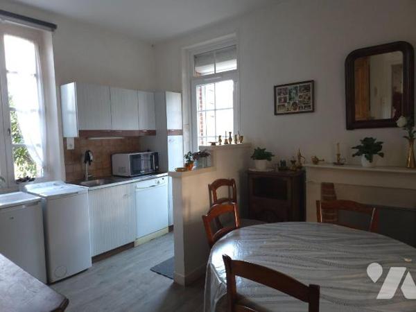 Une maison d'habitation en pierres couverte en ardoises naturelles comprenant:

-	Rez de chau...
