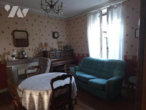 Une maison d'habitation en pierres couverte en ardoises naturelles comprenant:

-	Rez de chau...