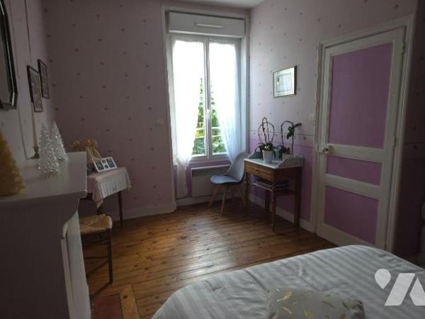 Une maison d'habitation en pierres couverte en ardoises naturelles comprenant:

-	Rez de chau...