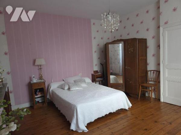 Une maison d'habitation en pierres couverte en ardoises naturelles comprenant:

-	Rez de chau...