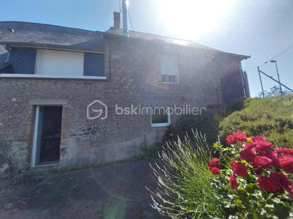 Venez découvrir cette agréable maison indépendante, offrant une belle surface habitable. 
En complément de la propriété, un terrain non attenant sur lequel un petit bâtiment peut être utilisé selon vos besoins.
 
Au rez-de-chaussée
Une salle à manger et séjour ouverts sur une cuisine équipée 
    • Un couloir dessert :
        ◦ Une chambre 
        ◦ Une salle de bains 
        ◦ Un WC indépendant 
    • Une pièce supplémentaire peut être aménagée à votre convenance : bureau, salle de jeux etc...

À l’étage
    • Un palier 
    • Une grande chambre 
    • Une salle d’eau avec WC

Au sous-sol
Vous bénéficierez également d’un sous-sol complet comprenant :
    • Une arrière-cuisine 
    • Une chaufferie équipée d’un chauffage au fioul 
    • Un atelier 
    • Un garage

A l' extérieur
La propriété dispose d’une grande cour fermée

Les atouts
    • Menuiseries en PVC double vitrage
    • Porte de garage et portail électriques
    • Raccordement au tout à l’égout

Une maison fonctionnelle, à découvrir sans tarder !
Idéale pour une famille, un premier achat ou un projet d’investissement locatif (2 entrées possibles).