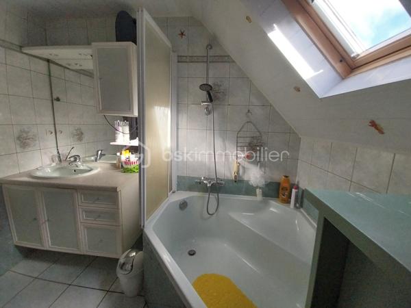 Venez découvrir cette agréable maison indépendante, offrant une belle surface habitable. 
En complément de la propriété, un terrain non attenant sur lequel un petit bâtiment peut être utilisé selon vos besoins.
 
Au rez-de-chaussée
Une salle à manger et séjour ouverts sur une cuisine équipée 
    • Un couloir dessert :
        ◦ Une chambre 
        ◦ Une salle de bains 
        ◦ Un WC indépendant 
    • Une pièce supplémentaire peut être aménagée à votre convenance : bureau, salle de jeux etc...

À l’étage
    • Un palier 
    • Une grande chambre 
    • Une salle d’eau avec WC

Au sous-sol
Vous bénéficierez également d’un sous-sol complet comprenant :
    • Une arrière-cuisine 
    • Une chaufferie équipée d’un chauffage au fioul 
    • Un atelier 
    • Un garage

A l' extérieur
La propriété dispose d’une grande cour fermée

Les atouts
    • Menuiseries en PVC double vitrage
    • Porte de garage et portail électriques
    • Raccordement au tout à l’égout

Une maison fonctionnelle, à découvrir sans tarder !
Idéale pour une famille, un premier achat ou un projet d’investissement locatif (2 entrées possibles).