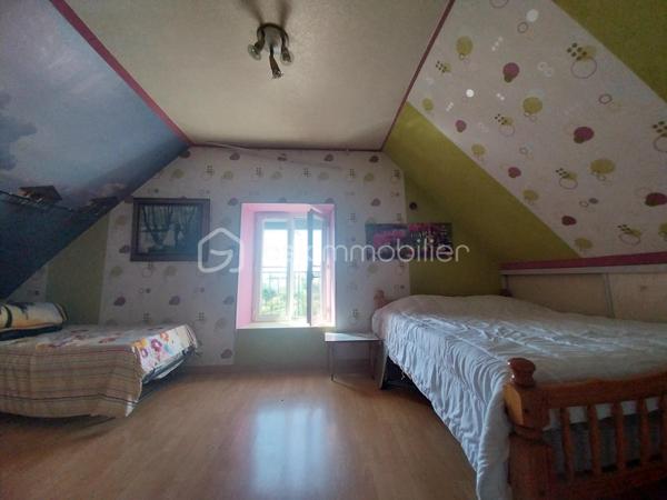 Venez découvrir cette agréable maison indépendante, offrant une belle surface habitable. 
En complément de la propriété, un terrain non attenant sur lequel un petit bâtiment peut être utilisé selon vos besoins.
 
Au rez-de-chaussée
Une salle à manger et séjour ouverts sur une cuisine équipée 
    • Un couloir dessert :
        ◦ Une chambre 
        ◦ Une salle de bains 
        ◦ Un WC indépendant 
    • Une pièce supplémentaire peut être aménagée à votre convenance : bureau, salle de jeux etc...

À l’étage
    • Un palier 
    • Une grande chambre 
    • Une salle d’eau avec WC

Au sous-sol
Vous bénéficierez également d’un sous-sol complet comprenant :
    • Une arrière-cuisine 
    • Une chaufferie équipée d’un chauffage au fioul 
    • Un atelier 
    • Un garage

A l' extérieur
La propriété dispose d’une grande cour fermée

Les atouts
    • Menuiseries en PVC double vitrage
    • Porte de garage et portail électriques
    • Raccordement au tout à l’égout

Une maison fonctionnelle, à découvrir sans tarder !
Idéale pour une famille, un premier achat ou un projet d’investissement locatif (2 entrées possibles).