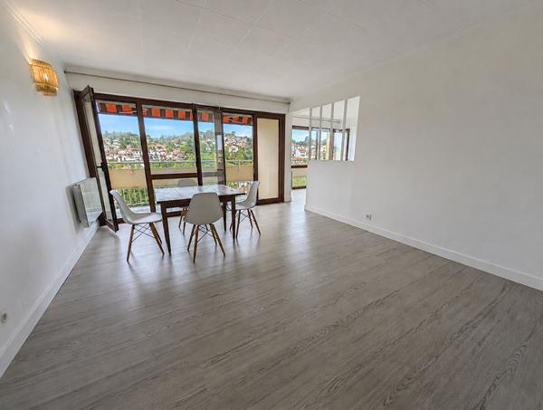 Ciboure : appartement 4 pièces rénové, dernier étage, vue panoramique
