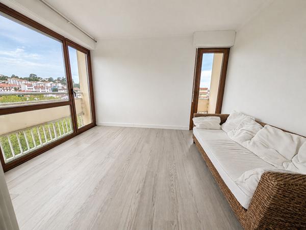 Ciboure : appartement 4 pièces rénové, dernier étage, vue panoramique