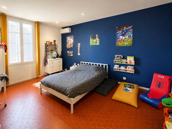 Mas
                                                                                                                                                                                                                                                                                                                        8 pièce(s)                                                                                                                                                                                                          6 chambre(s)                                                                                                                                                                                                          219  m²
