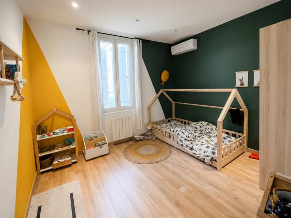 Mas
                                                                                                                                                                                                                                                                                                                        8 pièce(s)                                                                                                                                                                                                          6 chambre(s)                                                                                                                                                                                                          219  m²