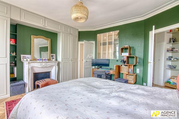 Versailles Chantiers / St Louis Appartement 5 pièces 107 m² carrez situé au 2ème étage d un immeuble ancien 1 130 000 € **  - Référence  28706