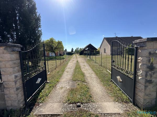 Maison de plain-pied avec grand terrain – Sassenay